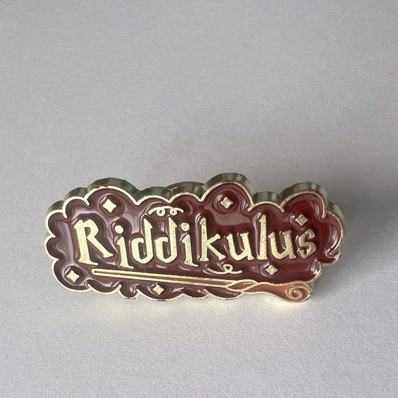 NEW Harry Potter Spell Pin - Riddikulus - Picture 2 of 3